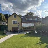 Vila v Brdech s bazénem, infra saunou a vybavením, hotel em Malá Víska