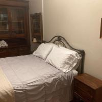 Queen Bed with Shared Bathroom in Lakeview - 2b, hotel sa Lakeview, Chicago