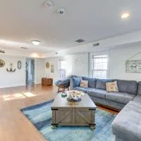 Adorable Cottage: Fire Pit, Walk to Colonial Beach, hotel a Colonial Beach