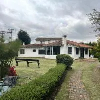 Tenjo में, होटल Luxury Finca el Ensueño, casa entera, con Sauna, Jacuzzi, BBQ y Caballos
