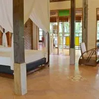 Riverside villa in tropical setting, hotell i Jarakan