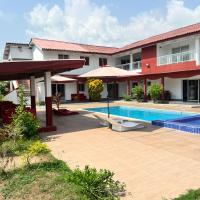 Beautiful Villa with Swimming Pool in Assinie, hotel u gradu 'Mafia'