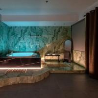 Smaragdi Luxury Jacuzzi Apartment Noho Premium Living, hotel in Herakleion, Athens