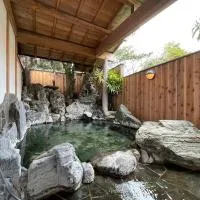源泉かけ流しの露天風呂を独り占め！一棟貸切旅館「御宿あさか」29名まで宿泊可, hotel in Ena