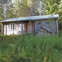 Einfache Holzhütte für das wahre Naturerlebnis am Stausee