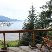 Juneau Oceanfront Home Overlooking Auke Bay, hotel in Mendenhaven