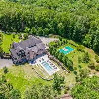 Luxury Mountain Mansion, 7BR, 8 king beds, 10000sf, Views, Pool, Sport Court, Gym, Sauna, Petting Zoo, hotel v destinácii Blue Ridge