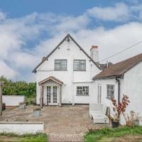 Beautiful 3-Bed House in the hamlet of Ham Green