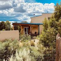 Taos Mountain Views- Cozy Home-Special Rates, hotel v destinácii El Prado v blízkosti letiska Taos Regional Airport - TSM