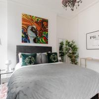 RARE FIND off Oxford St! SOHO 5bed Design House For XXL Groups