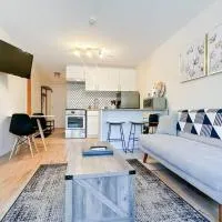The Alpine Nest - 3 Beds - 4 Guests - Free Parking - Pool, hotell i Mont-Tremblant