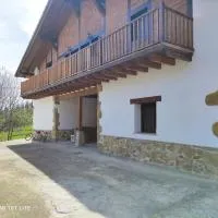 Apartamento rural con entrada independiente، فندق في Muxika