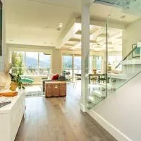 Mountain Serenity Meets Luxury, хотел в Скуамиш