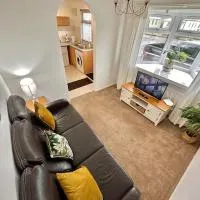 Semi-detached 1-Bedroom Chalet at Maryville Caravan Site - Uddingston, Glasgow، فندق في أودينغستن
