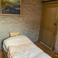 Brussels Guesthouse - Private bedroom and bathroom, отель в Брюсселе, в районе Уккел