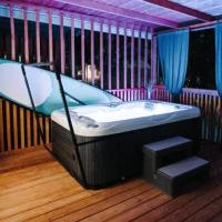 SEA HOUSE pool & jacuzzi, bikes, SUP - PRIVILEGE POINT camping & villas, Hotel in Selce