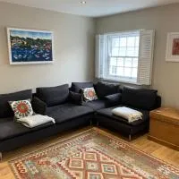 Lovely flat, balcony & woodstove, parking close โรงแรมในเซนต์แอกเนส