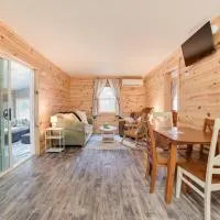 Scenic 'Evan's Hideaway' Steps to Lake Huron!, hôtel à Oscoda