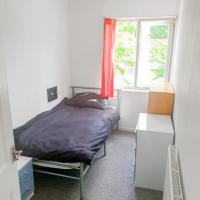 Cosy Single Room in Redditch: Free Parking/Wi-fi