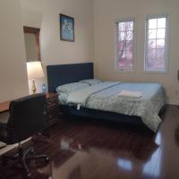 Super Huge Comfortable King Bedroom near Toronto Pearson Airport, hotel in Meadowvale, Mississauga