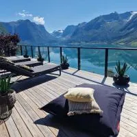 Flo Bellevue - Private Villa with Spectacular Lake and Glacier View, hotel v destinaci Stryn