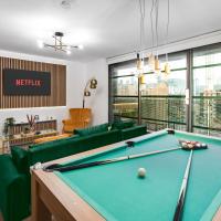 Deluxe Duplex w/ Balcony & City Views - Pool Table