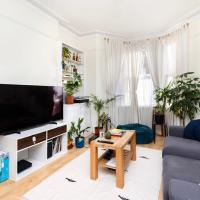 Charming Victorian 1BR Retreat in the Heart of London, hotel di Sydenham, London