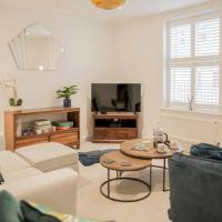 Stunning 2 Bed with Private Patio and Free Parking