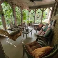 Mary's Place - Studio surrounded by nature but close to High Point, hotel v destinácii High Point