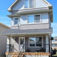 Harbour landing home with 2 living rooms, King bed and 2 car garage, hotel near Regina International Airport - YQR, Regina