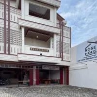 RedDoorz at Rose House Simpang Pemda Medan Selayan, hotel v destinaci Sunggal