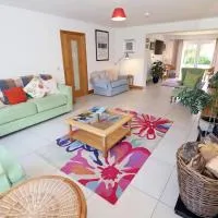 Luxury Detached Home Close to Strangford Lough, hotelli kohteessa Killinchy