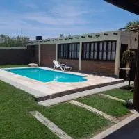Hermosa casita con quincho y amplia pileta TODAS LAS COMODIDADES Paz total, hotel en Ullún