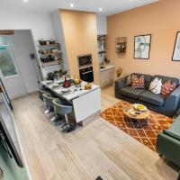 3 Bed Spacious Stylish House, Central Portsmouth Sleeps 6, Parking - By Blue Puffin Stays