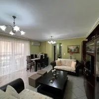 Modern 2BR Apartment Private Parking Sleeps 6, hotel em Chalkida