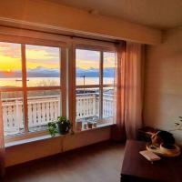 Private Mountain House with Spectacular Views: Narvik şehrinde bir otel