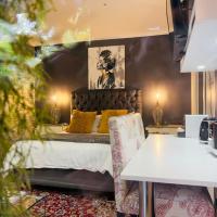 Art-Inspired Bedroom Close to CBD, hotel in Mossel Bay Central, Mossel Bay