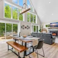 Lux Winter Getaway with Hot Tub, Sauna, EV charger, hotel i Haliburton