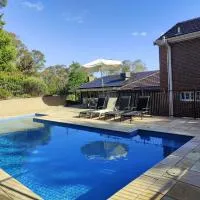 4-bedroom Acre Retreat with Pool & Garden - Pets and Long Stays Welcome, hotel di Lower Plenty