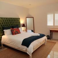 Gorgeous 1-bedroom Sandton flat, hotelli kohteessa Johannesburg alueella Bryanston