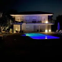 Grude에 위치한 호텔 House Aronija with Swimming Pool