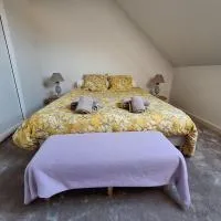 La chambre Mademoiselle Causeuse, ξενοδοχείο σε Malville
