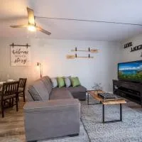 Maui Makai Condo - Completely renovated 1 bedroom 1 bath condo, just steps away from Kahana Beach โรงแรมในKahana
