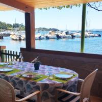 Maison de pêcheur à Giens les pieds dans l'eau !, hotel in Hyères