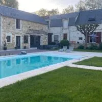 Maison familiale avec piscine, отель в городе Сент-Аман-Монрон