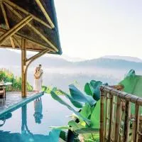 Dreamy Cliffside Bamboo Villa with Pool and View، فندق في Klungkung
