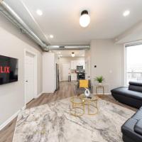 The Secret West Loop Oasis for up to 4 guests with 4K Smart HDTV (Roku/Netflix) and fast dedicated Internet!