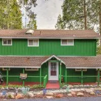 Cozy Mi-Wuk Village Cabin: 18 Mi to Dodge Ridge!, хотел в Mi-Wuk Village