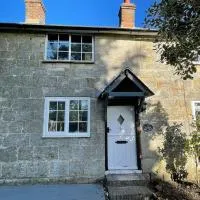 Rustic 18th century stone cottage with fireplace and parking, Hotel in Crowborough