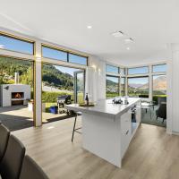 Whakata on Whitbourn - Luxury Retreat With Spa, hotel sa Fern Hill, Queenstown